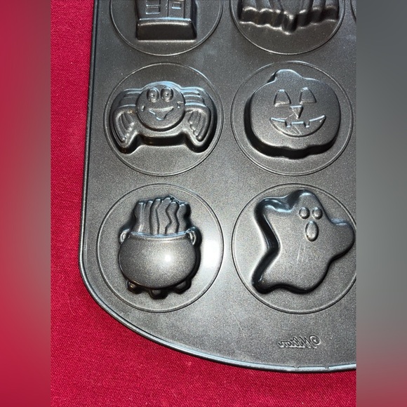 Halloween WILTON Cookie Candy Pan, 12 Round Cavity Baking Designs Bat Ghost Cat - Picture 5 of 8